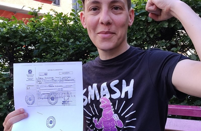 Tiene partida de nacimiento sin género, pero ahora no le dan el pasaporte para volver a Argentina | Actualidad