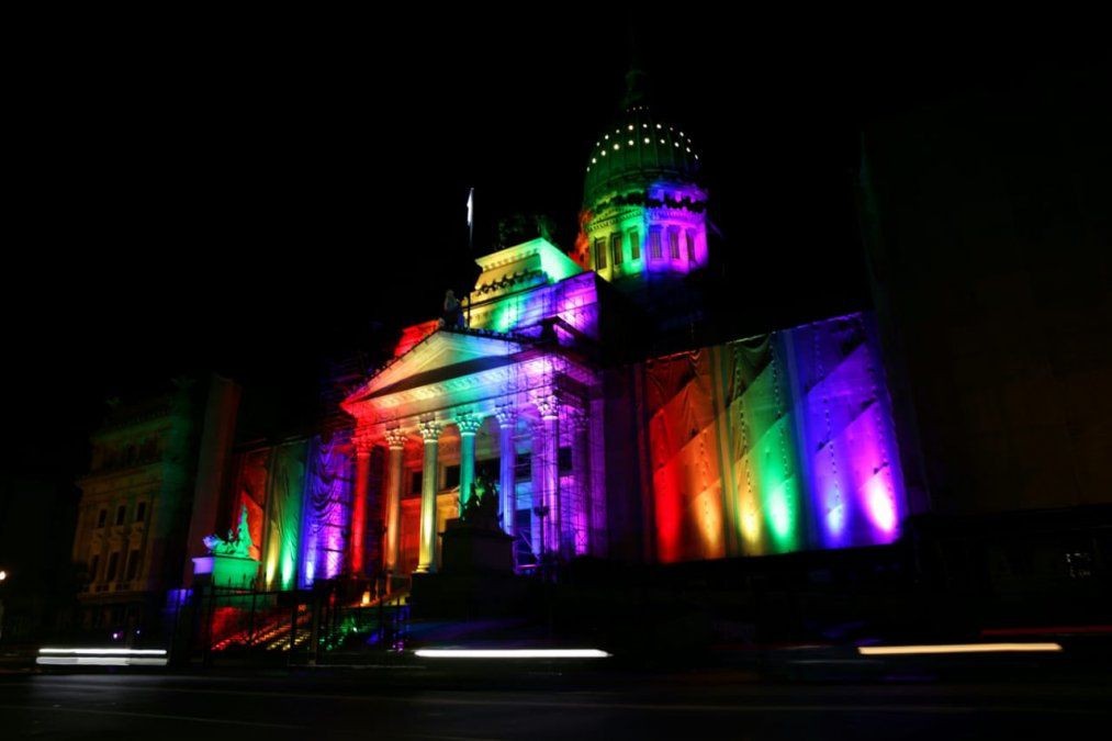 A 10 años de la Ley de Matrimonio Igualitario, los monumentos porteños se iluminan con la bandera LGBTIQ+ | Actualidad