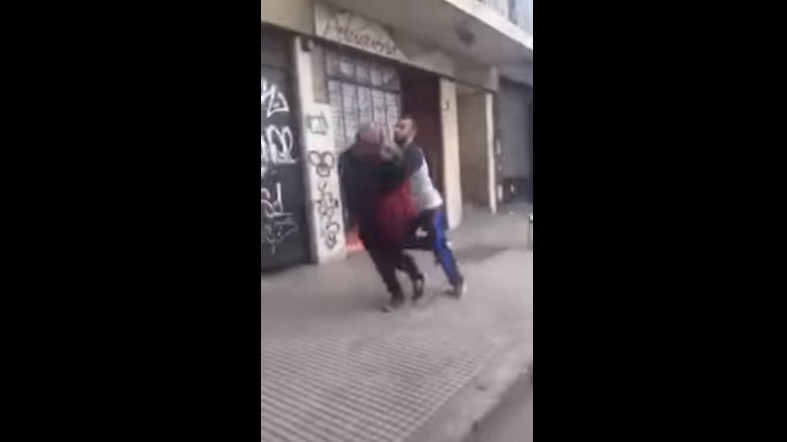 Indignante video de un rugbier que ataca por detrás a un hombre en situación de calle | Actualidad