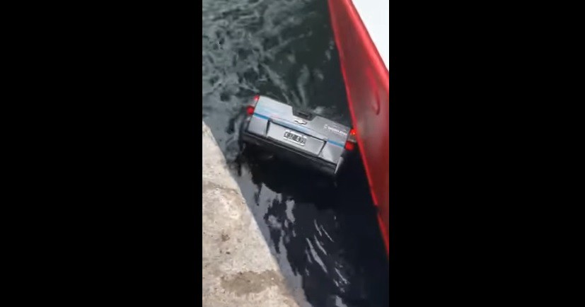 Video: Una camioneta fue arrastrada por el viento y se hundió en el puerto de Mar del Plata | Actualidad