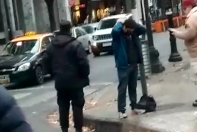 Video: el momento en que multan a un joven por no usar tapabocas en Rosario | Actualidad
