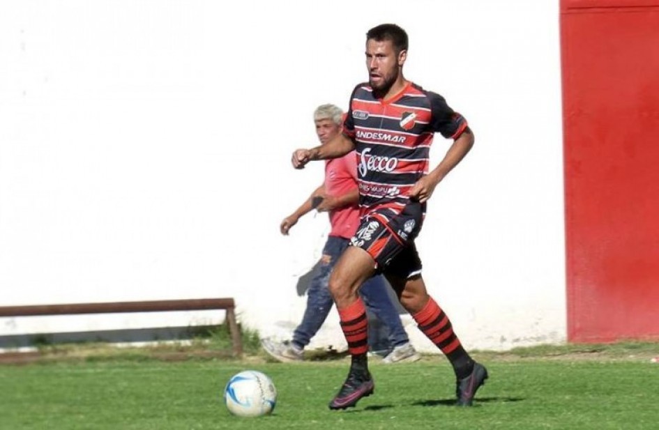 Sin poder jugar, un futbolista vende sorrentinos para sobrevivir | Deportes