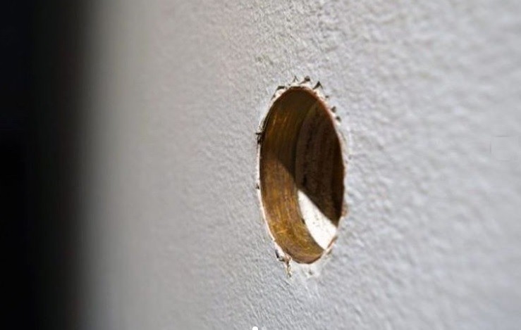 Coronavirus: autoridades aconsejan tener sexo a través de paredes con agujeros | Curiosidades