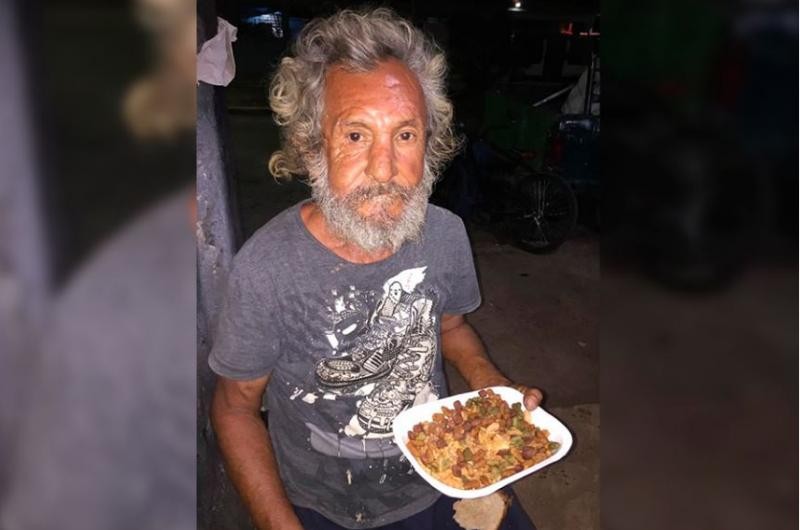 Un hombre pedía para comprar algo para comer y le dieron alimento para perro | Internacionales