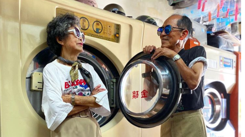 Una pareja se divierte modelando la ropa que se olvidan en su lavadero | Redes