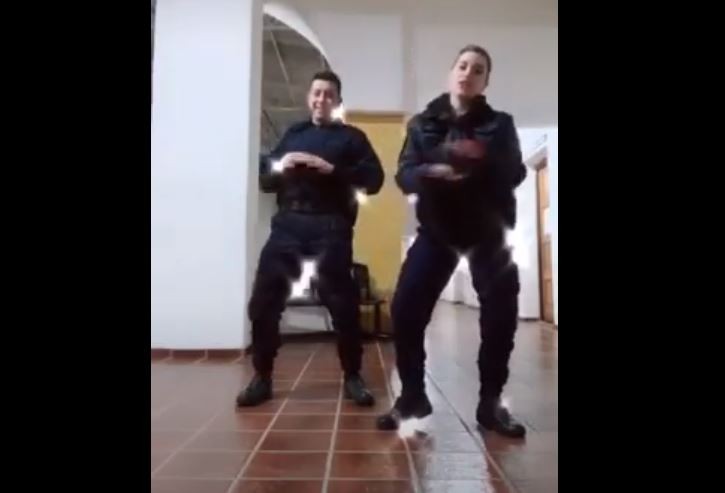 Investigan a tres policías cordobeses por grabar videos de TikTok en la comisaría | Actualidad