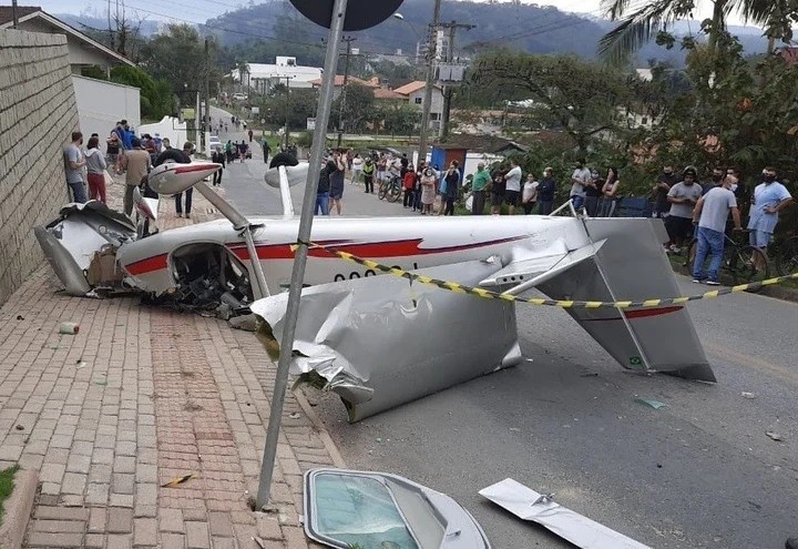 Video: Una avioneta se estrelló en una avenida y los pilotos salieron por sus propios medios | Internacionales