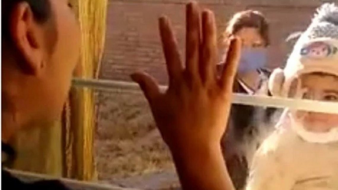Video conmovedor: la mujer con coronavirus que saluda a su hijo a través de un vidrio | Actualidad