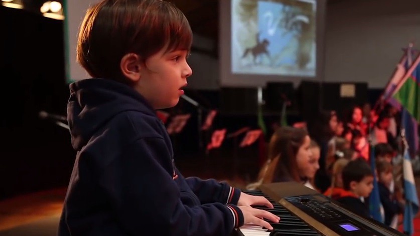 Video: Pequeño genio de siete años emociona a todos cuando toca el himno en el piano | Actualidad