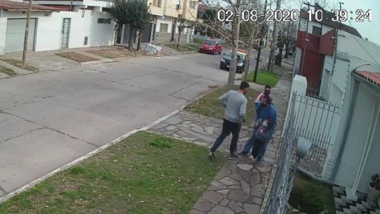 Le robaron delante de su hija de 4 años en la puerta de su casa en Quilmes | Actualidad