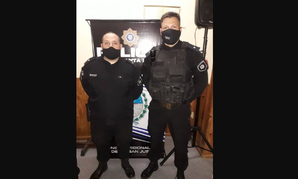 Santa Fe: dos policías rescataron a una beba de 1 años que cayó en un pozo de agua | Actualidad