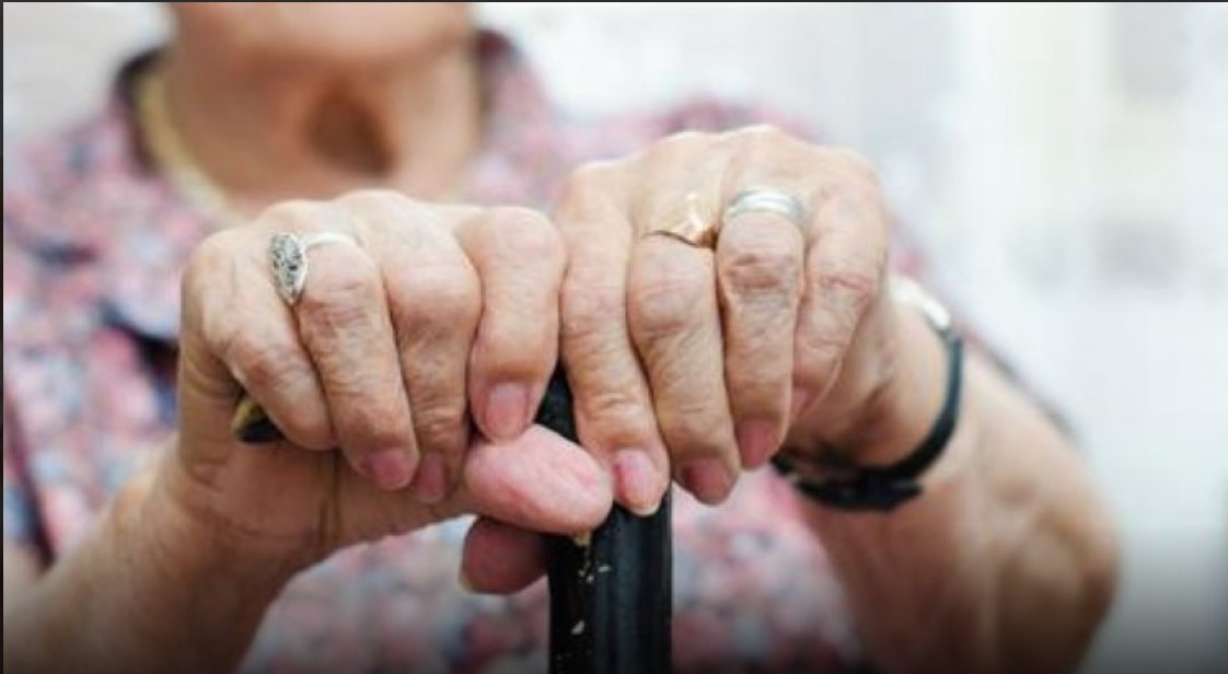 Brutal ataque a una jubilada: un ladrón la abusó y le robó | Actualidad