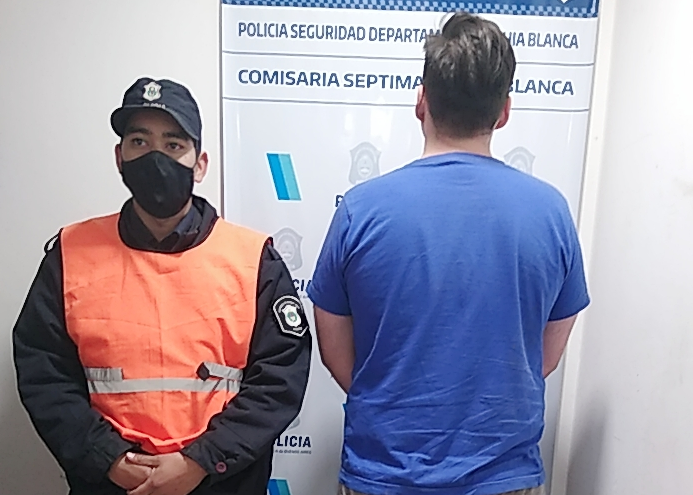 Corría una picada, quiso eludir a la Policía y chocó contra un canasto de basura | Actualidad