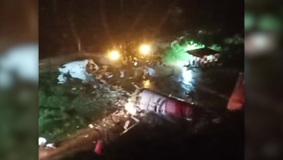 Se partió en dos un avión de pasajeros en India, temen que haya niños entre las víctimas fatales | Internacionales