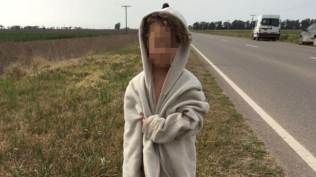 Un hombre casi atropella a una nenita de 4 años que caminaba sola por la ruta en Córdoba | Actualidad