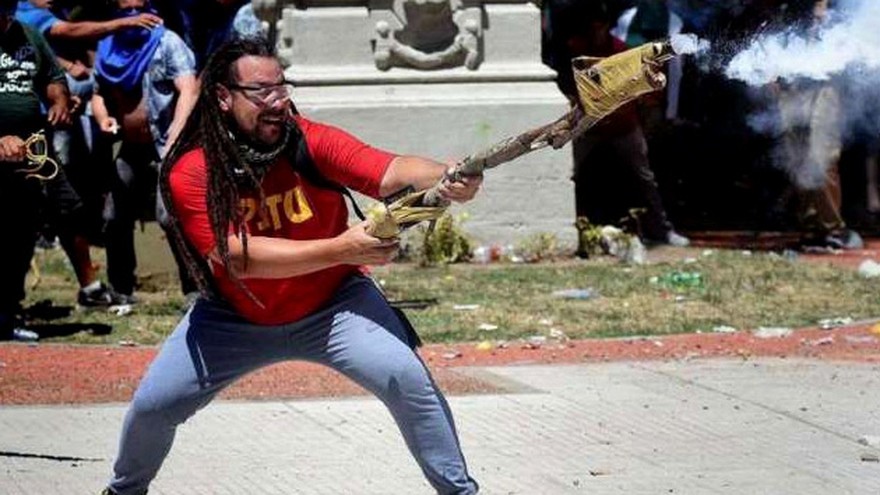 Prisión domiciliaria para el militante de izquierda que disparó un mortero casero | Actualidad