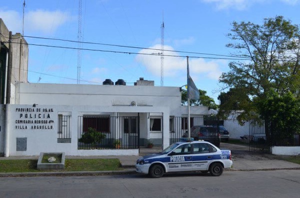 Se le escapó un tiro a un subcomisario e hirió a un policía frente a una comisaria | Actualidad