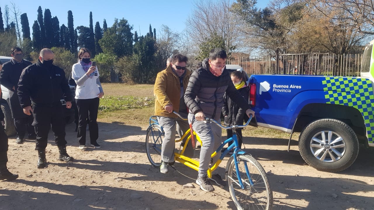 Internos de la cárcel de San Nicolás fabricaron y donaron una bicicleta doble comando a un ciego | Actualidad