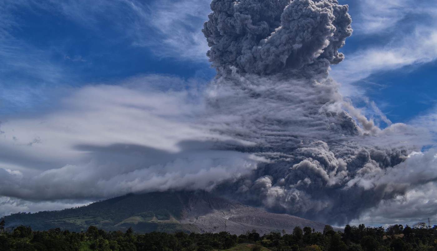 Las fotos de la fuerte erupción del volcán Sinabung en Indonesia que obligó a evacuar a 30 mil personas | Internacionales