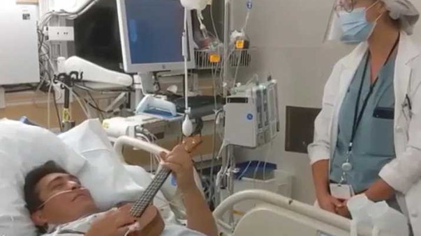 Video conmovedor: la médica que canta junto a un paciente que espera por un trasplante de corazón | Internacionales