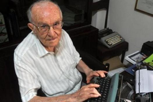 A los 97 años se recibió "cum laude" con una tesis escrita en una vieja máquina Olivetti | Actualidad