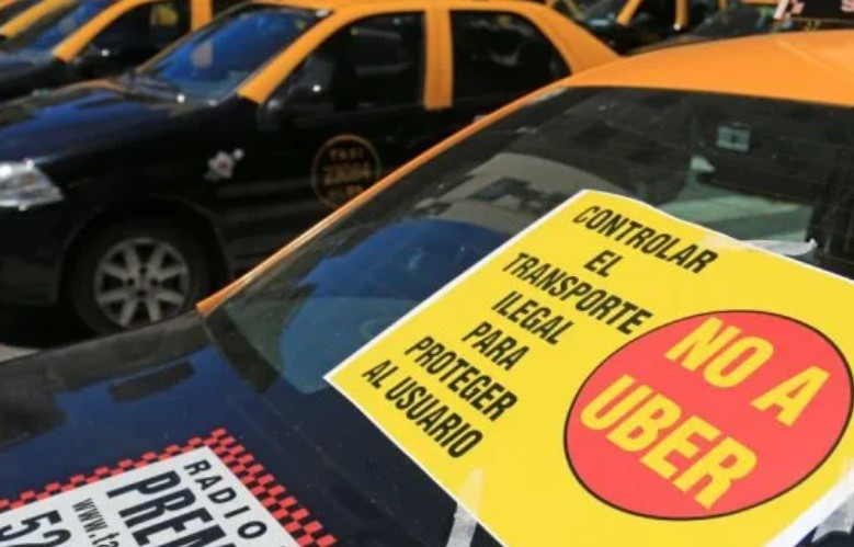 Los taxistas se declararon en alerta y movilización contra "explotación y precarización de Uber" | Actualidad
