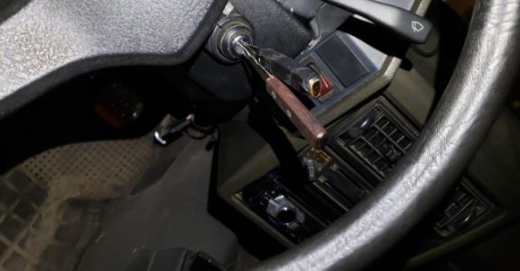 Detuvieron a un ladrón que manejaba un auto robado usando una ganzúa como llave de arranque | Actualidad