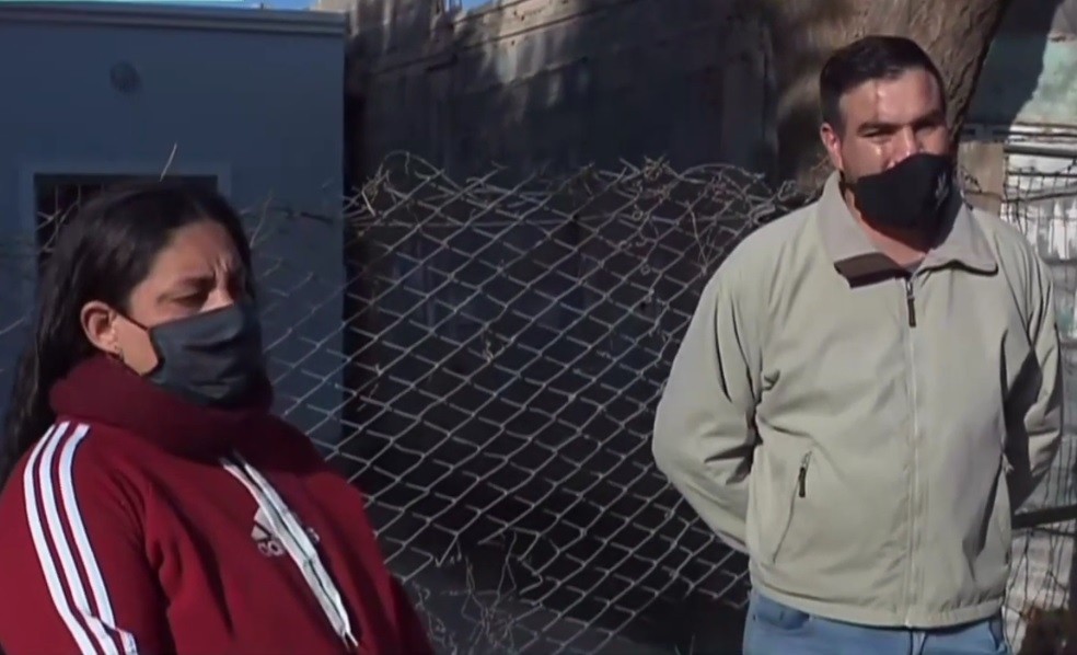 Es albañil y ofrece su trabajo para poder comprarle un computadora a sus hijos | Actualidad