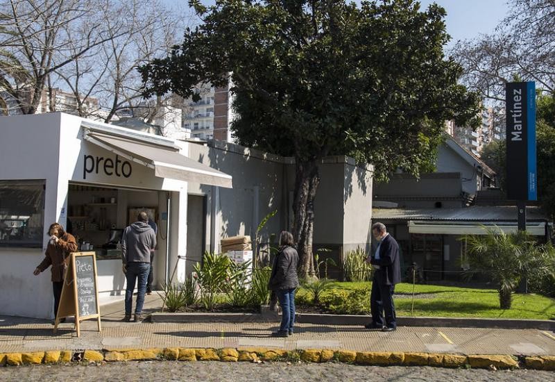 Consumo en sillas al aire libre, sin alcohol: el "take away plus" que habilitaron en San Isidro | Actualidad