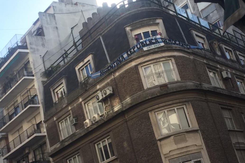 La marcha llegó hasta el departamento de Cristina en Recoleta: la bandera que colgaron los vecinos | Política