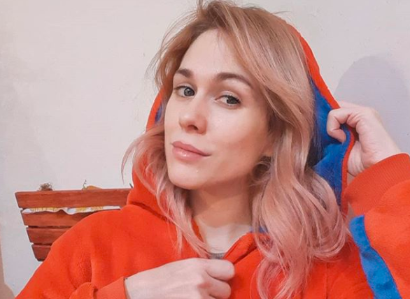Lilia Leomoine, la influencer que le tiró huevos a un móvil de TV durante la marcha del 17A | Actualidad