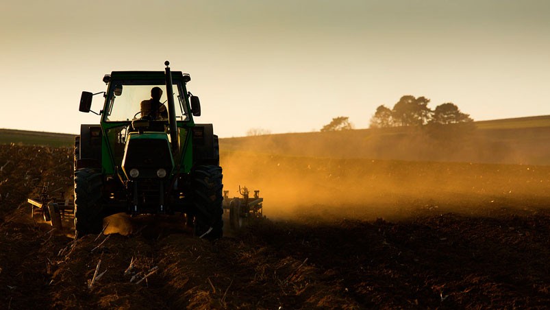 Una nena de dos años murió aplastada por un tractor que manejaba su padre | Actualidad