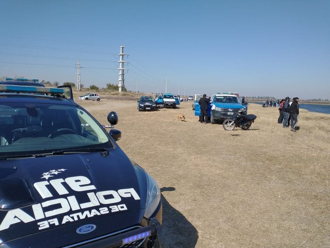 Tragedia: tres ahogados al caerse una camioneta en una cava en Colastiné | Actualidad