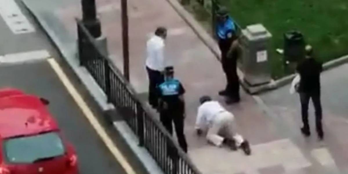 Video: el hombre que se puso a imitar a un perro para evitar la multa por no usar barbijo | Curiosidades