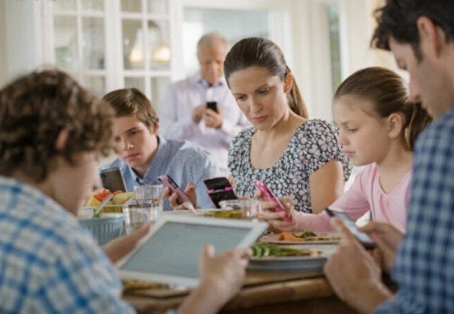 Cena sin pantallas: campaña para dejar los dispositivos al momento de comer | Actualidad