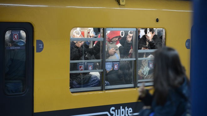 Detuvieron a un hombre en el subte acusado de tocarle la cola a una mujer | Actualidad
