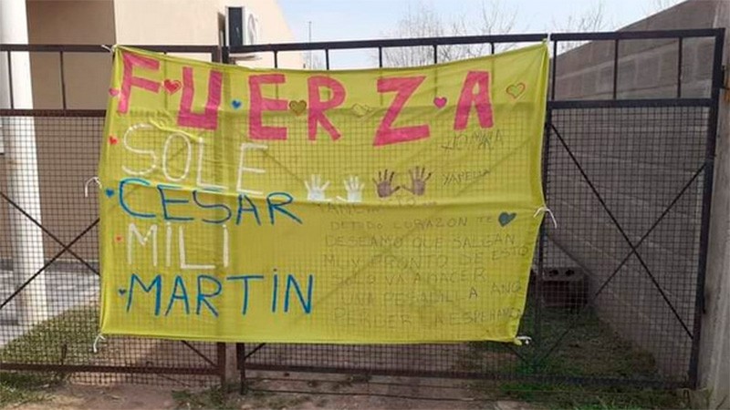 Vecinos colgaron un cartel de apoyo a una familia infectada con Covid-19 | Actualidad