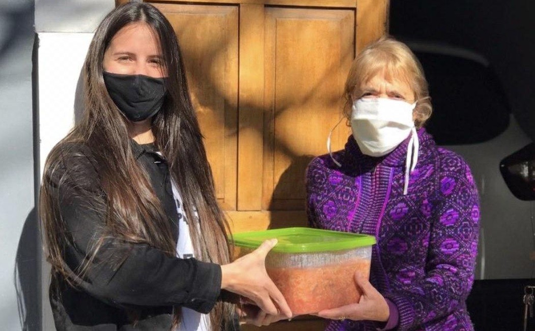 Adultos mayores de La Plata hacen ropa y preparan viandas para los que menos tienen | Actualidad