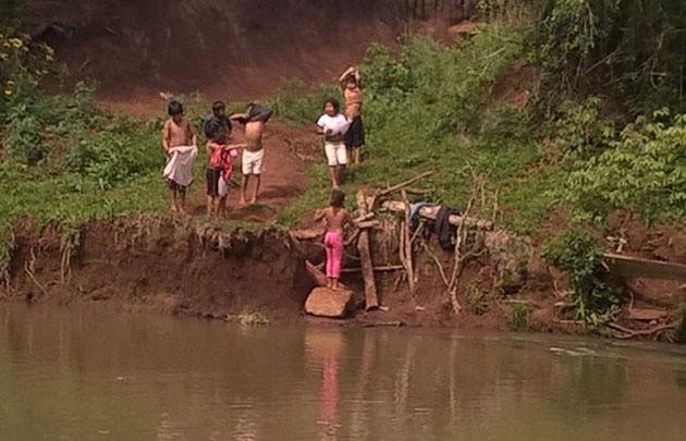 Misiones: la historia de los nenes que cruzan a nado un arroyo para llegar a la escuela | Actualidad