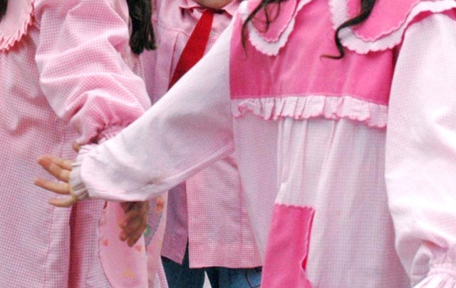 Catamarca: prohibieron por ley los nombres bordados en la ropa que llevan los alumnos a las escuelas | Actualidad