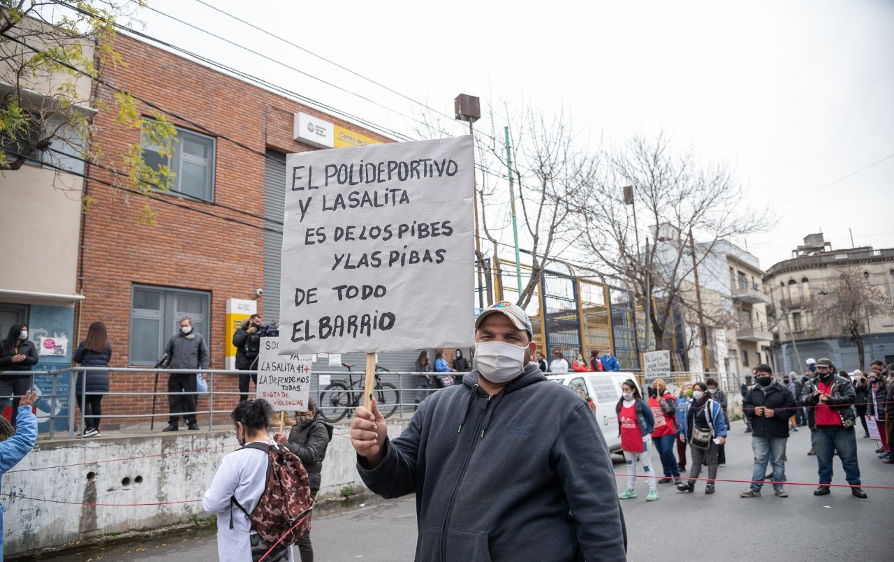 La Boca: los vecinos se unieron en un abrazo simbólico a su amenazada sala sanitaria | Actualidad