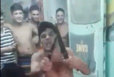 Video: la terrible danza con facas de un preso que se volvió viral | Actualidad