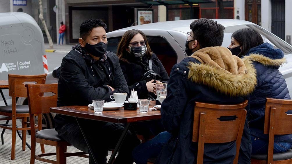 Decreto: bares y restaurantes porteños pueden servir en veredas pero no en terrazas ni patios | Actualidad