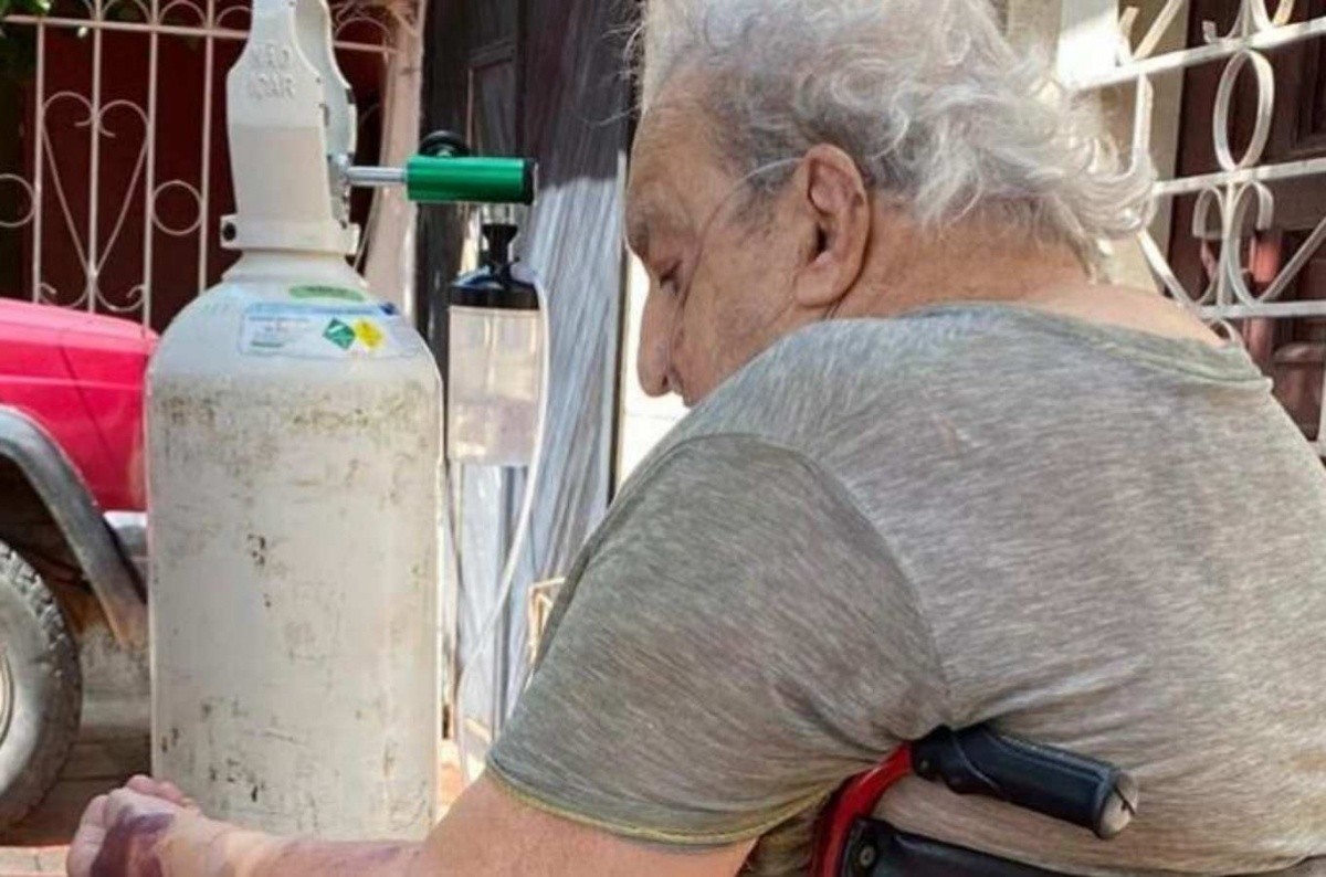 Un abuelo de 93 años estaba conectado a un respirador y murió por un corte de luz | Internacionales