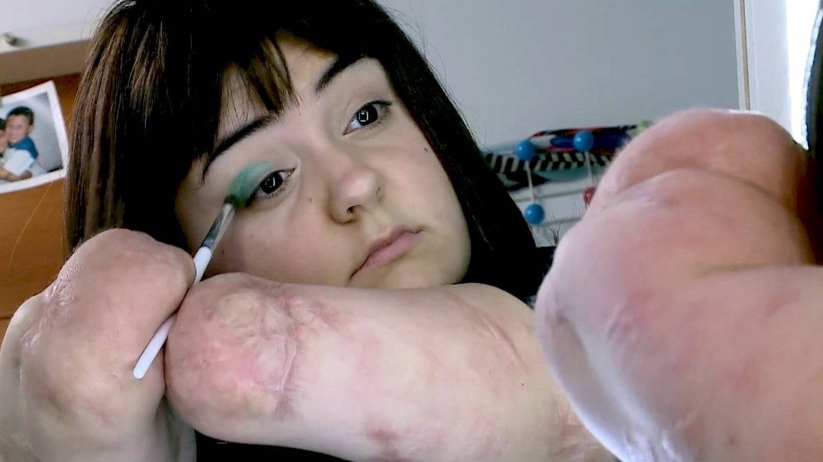 Le amputaron brazos y piernas a los dos años: es viral por sus tutoriales de maquillaje en Instagram | Actualidad