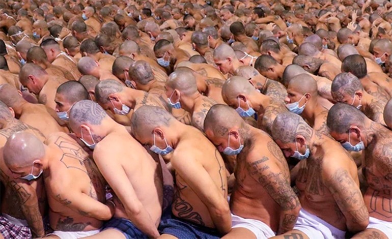 El Salvador muestra condiciones de pandilleros presos ante polémica por beneficios | Mejores Videos