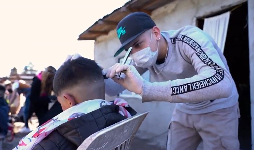 Barberos solidarios le cortaron el pelo a los niños de distintos barrios de La Plata | Actualidad