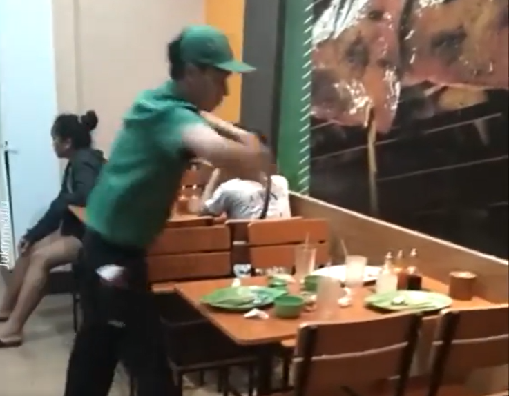 Mozo en tiempos de Covid-19: Limpia a máxima velocidad la mesa de un local | Mejores Videos