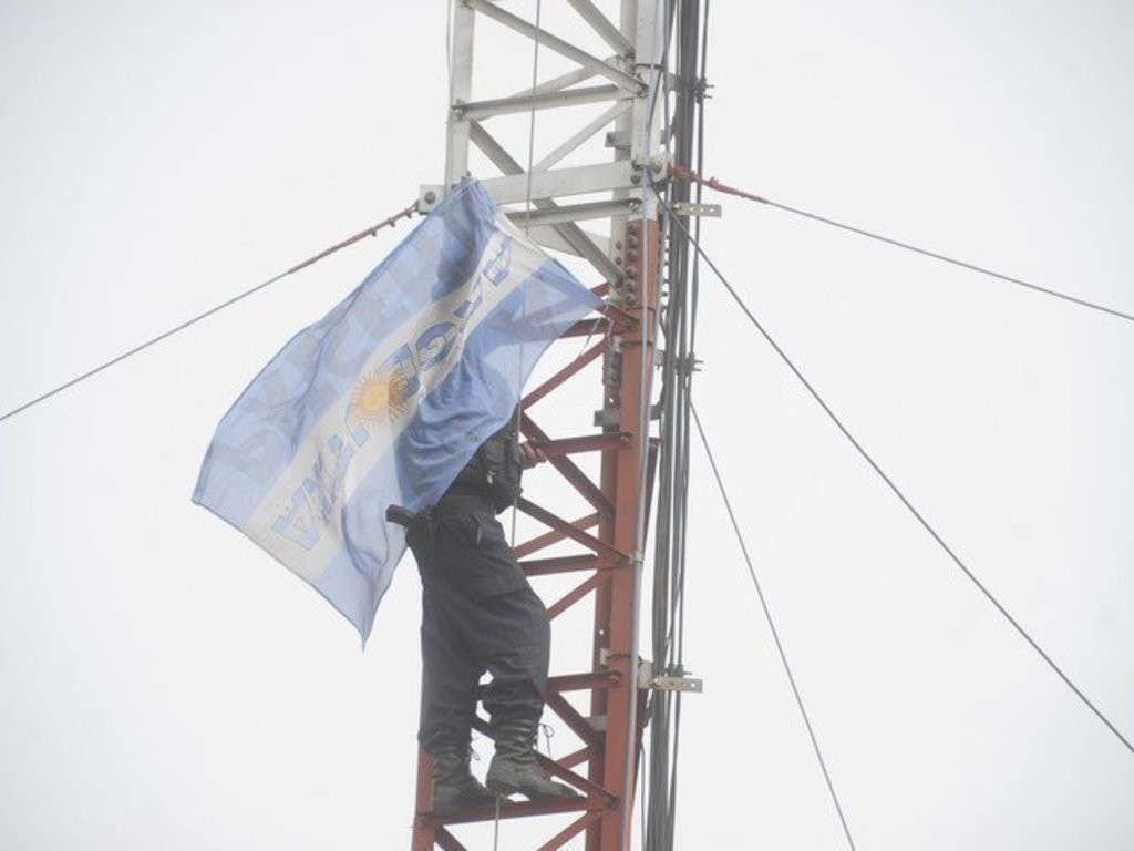 Quién es el policía que amenazó con tirarse desde una torre | Actualidad