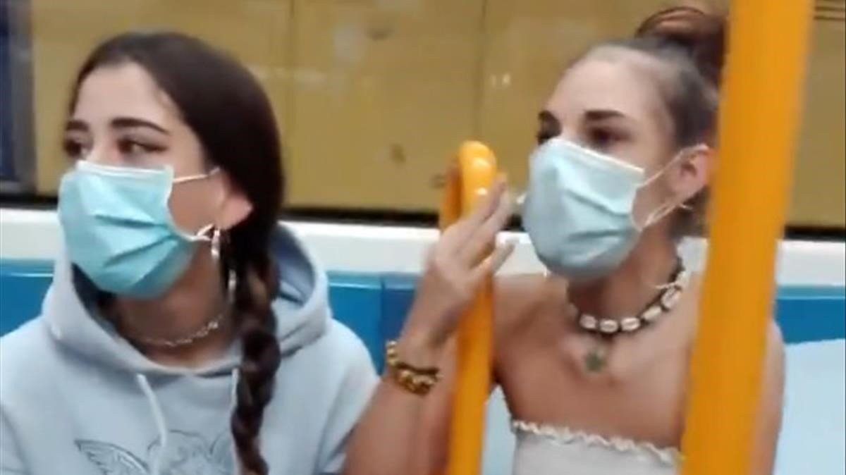 El video del ataque racista de tres chicas en el subte de Madrid | Internacionales